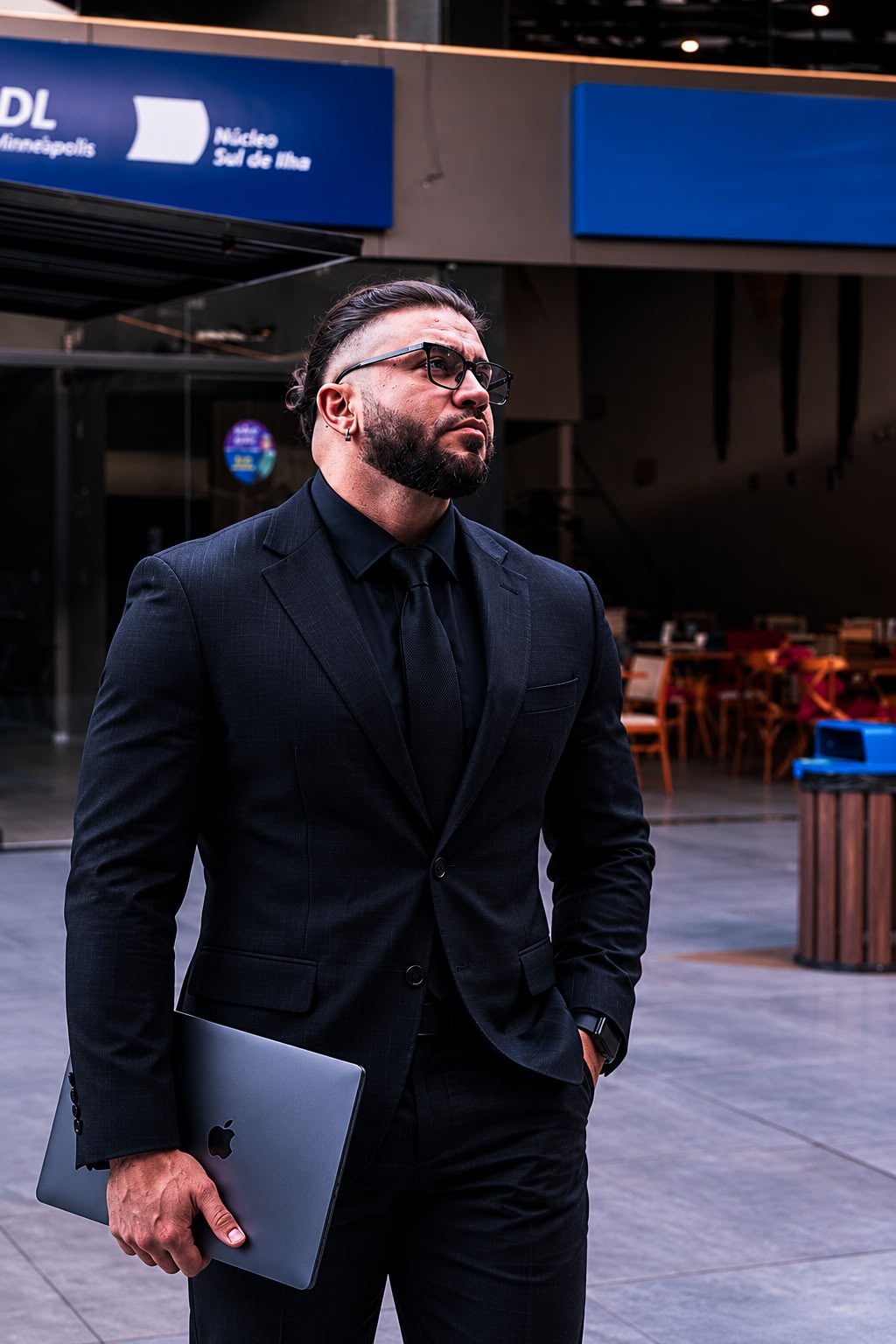 Prof. Johnny trabalhando no notebook